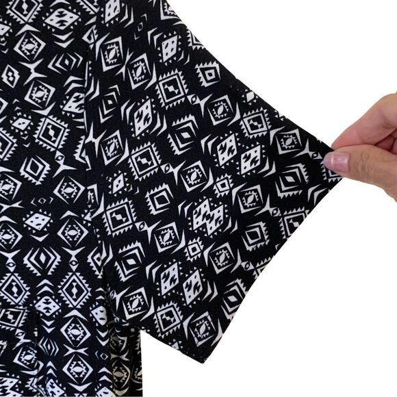 LuLaRoe Black & White Geometric Print High-Low Hem Dress XS Relaxed Fit - Picture 5 of 9